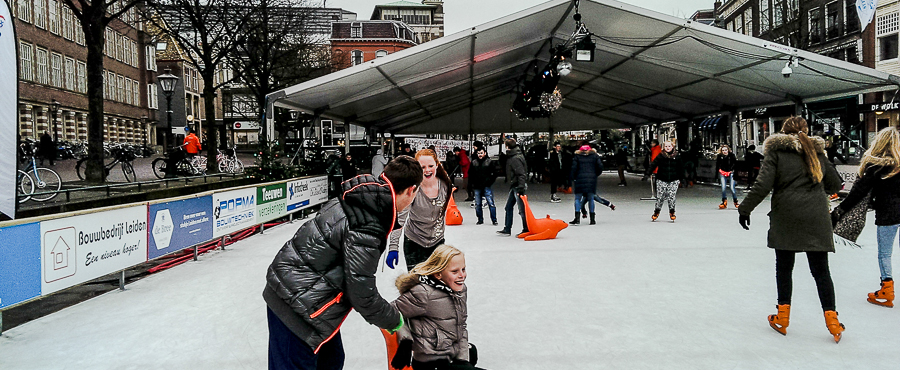 Kinderen op schaatsbaan in Leiden