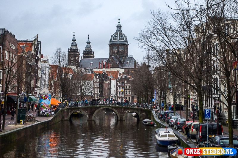 Der Oudezijds Voorburgwal in Amsterdam