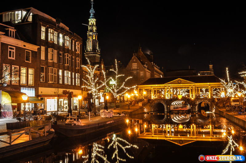 Canal con terrazas en Leiden