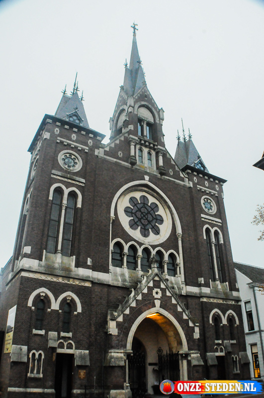 Fachada da torre da antiga Igreja do Sagrado Coração na Arendstraat em Oosterhout