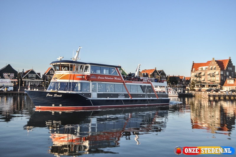 O serviço de balsa de Volendam para Marken.